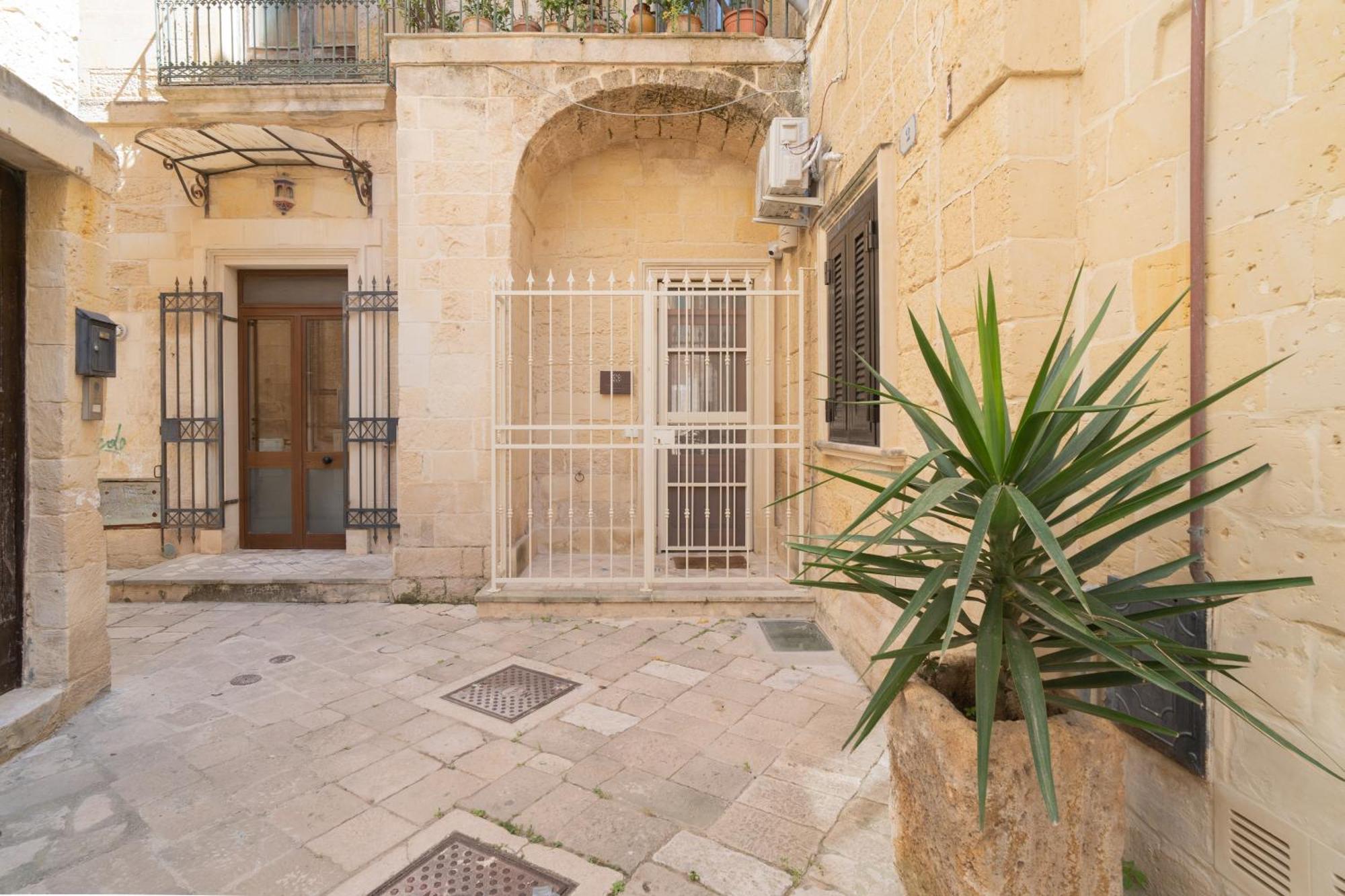 Dimora Barocca Apartment Irene Lecce Exteriör bild